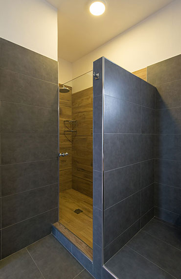 Modern bathroom at the split-level maisonette