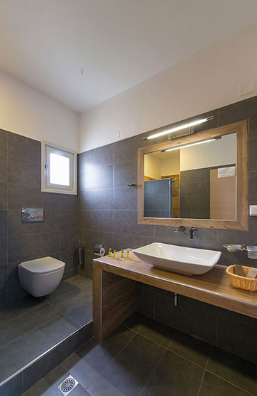 Modern bathroom at the split-level maisonette