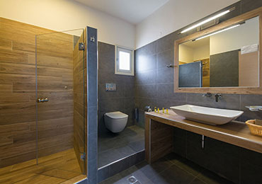 Salle de bain moderne de la maisonnette split-level