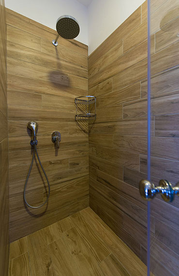 Salle de bain moderne de la maisonnette split-level