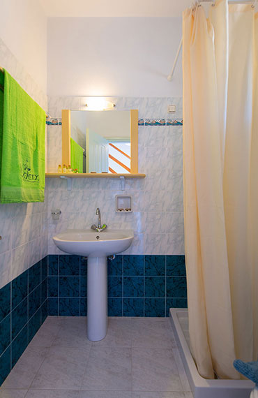 The bathroom of the standard maisonette at Edem hotel in Sifnos
