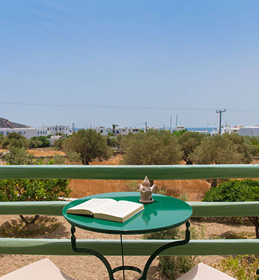 Balcon avec vue sur la mer dans la maisonnette standard de l'hôtel Edem à Sifnos