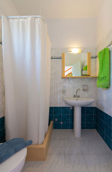 The bathroom of the standard maisonette at Edem hotel in Sifnos