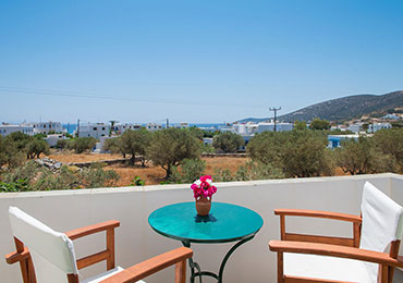 Véranda avec vue sur la mer dans la maisonnette supérieure de l'hôtel Edem à Sifnos