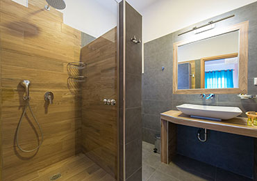 Salle de bain moderne de la maisonnette supérieure de l'hôtel Edem à Sifnos
