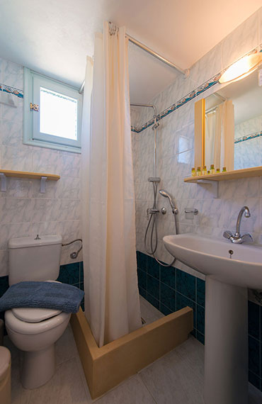 La salle de bain de la maisonnette supérieure de l'hôtel Edem à Sifnos