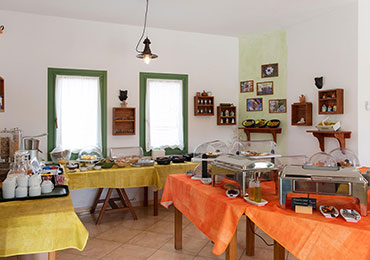 La salle de petit déjeuner de l'hôtel-appartements Edem à Sifnos