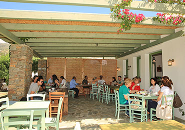 L'endroit où le petit déjeuner est servi à l'hôtel Edem à Sifnos