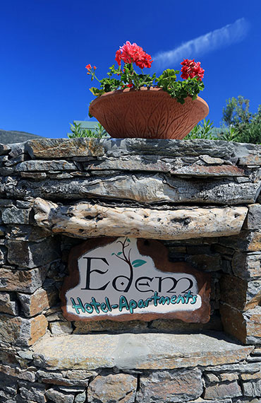 The entrance of Edem hotel-apartments in Sifnos