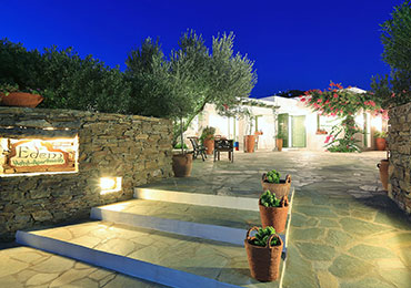 The entrance of Edem hotel-apartments in Sifnos